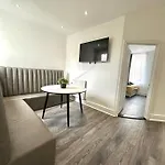 4 Bedroom 3 Bathroom & Free Parking