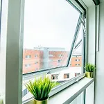 Stunning Flat At Gunwarf Quays