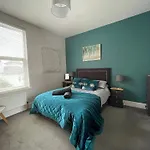 Between Beach & Shops - Private Parking En-Suite