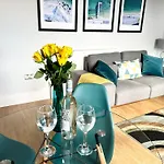 Between Beach & Shops - Private Parking En-Suite