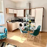 Between Beach & Shops - Private Parking En-Suite