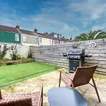 4 Bed Gorgeous Open Plan Chic Townhouse, Central Portsmouth! Great For Groups-With Parking & Xbox - By Blue Puffin Stays