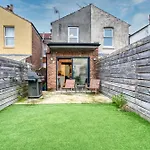 4 Bed Gorgeous Open Plan Chic Townhouse, Central Portsmouth! Great For Groups-With Parking & Xbox - By Blue Puffin Stays