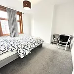 Portsmouth Pearl - Double Room With Shared Bathroom - Free Parking, Wi-Fi, Garden, Beach