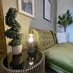Central Home In Portsmouth- Hot Tub - Sleeps 10