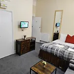 The Green Light House Studio 24 - Free Private Parking