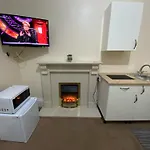The Green Light House Studio 24 - Free Private Parking