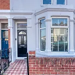 Stunning Design 3-Bedroom Townhouse Retreat In Southsea, Sleeps 8, Chic And Spacious With Free Parking Permit, Work Contractors & Summer Special Offer Available! - By Blue Puffin Stays