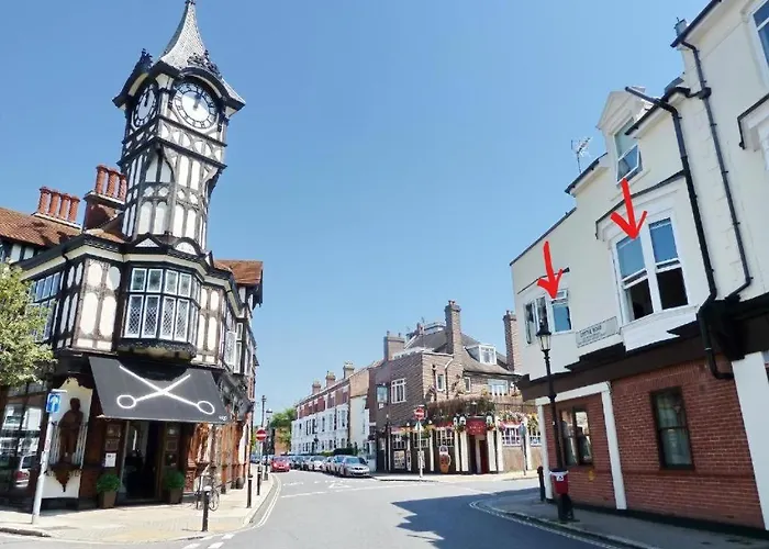 The Clock Tower Apartment - Spacious, Modern, 2 Bed Room Apartment , Southsea With Free Parking - Sleeps 4
