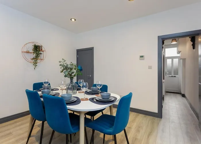 Methuen Mews - 2 Double Bedroom Townhouse Within Walking Distance To Beach, On-Street Parking In Portsmouth