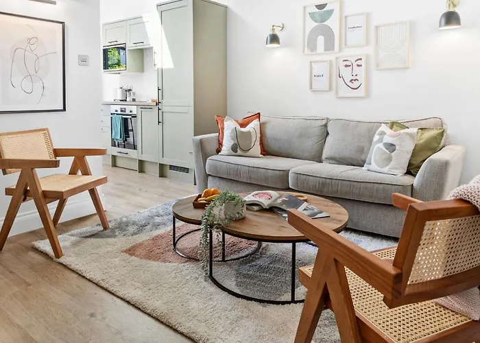 Cosy & Bright Home With Backyard In Southsea Portsmouth