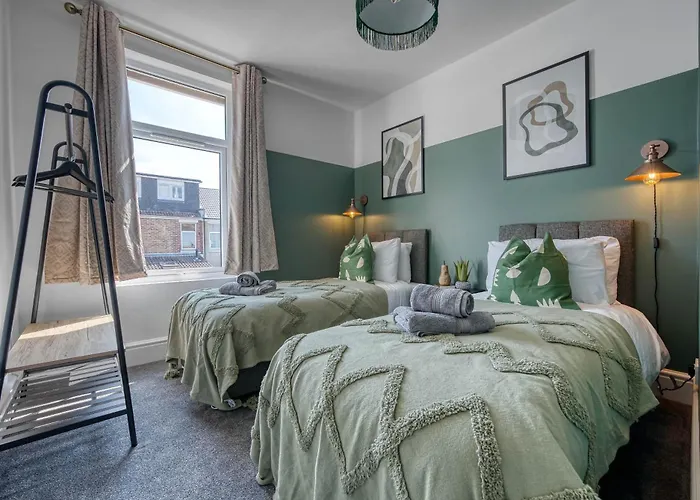 Stunning Design 3-Bedroom Townhouse Retreat In Southsea, Sleeps 8, Chic And Spacious With Free Parking Permit, Work Contractors & Summer Special Offer Available! - By Blue Puffin Stays