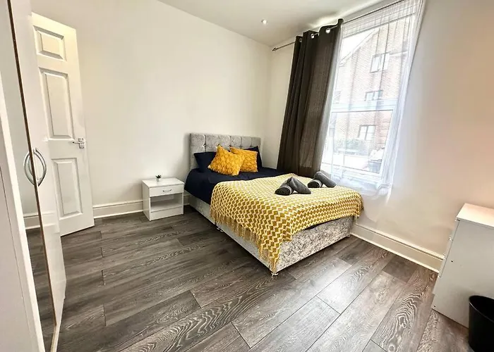 4 Bedroom 3 Bathroom & Free Parking