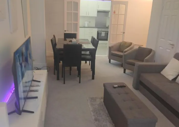 Modern 2 Bed House Sleeps 6