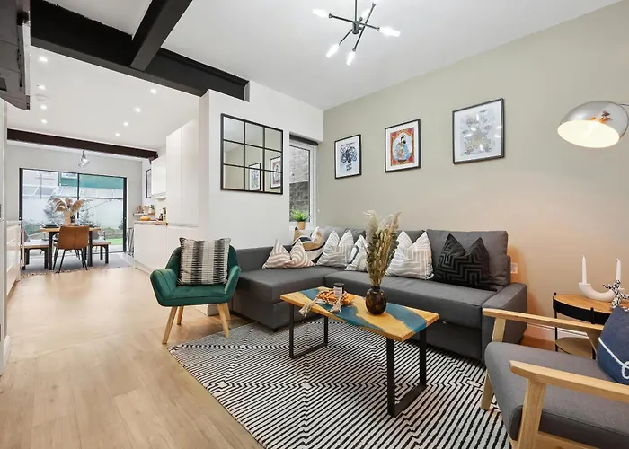 4 Bed Gorgeous Open Plan Chic Townhouse, Central Portsmouth! Great For Groups-With Parking & Xbox - By Blue Puffin Stays
