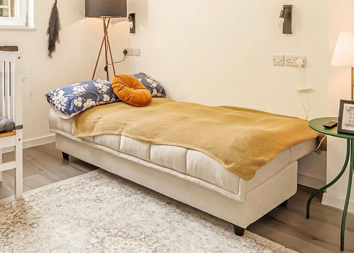 Large One Bedroom Apartments Southsea Sleeps 3 - Free Parking