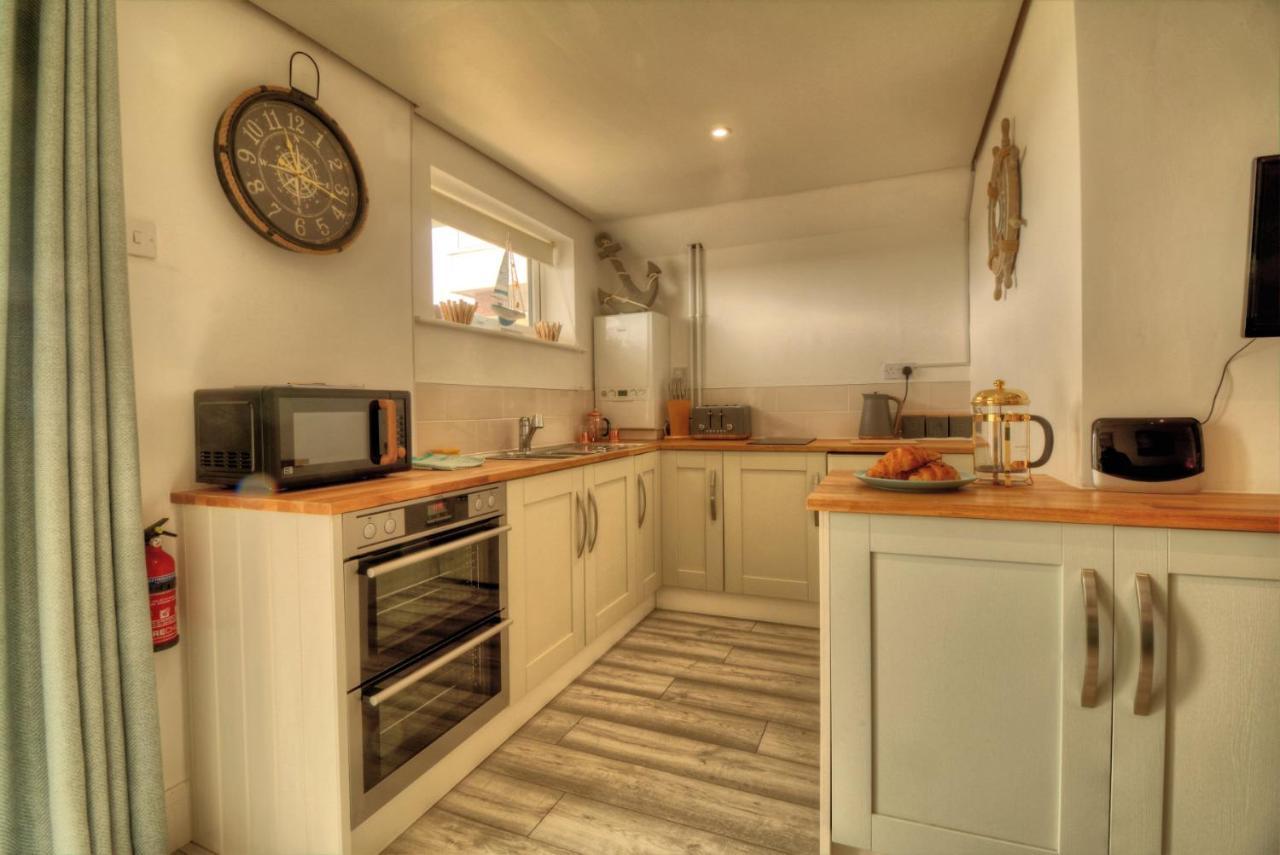 Pass The Keys Shore To Please - Sea Views And Front Modern 1bed Apt With Sofabed *