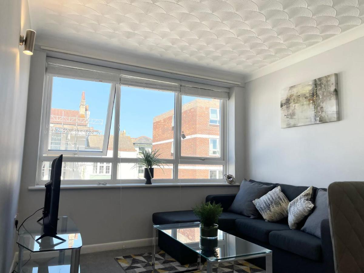 Apartment Best Price! Wonderful 2 Bedroom, 2 Superkings Or 4 Singles, Fantastic Location & Free Parking!