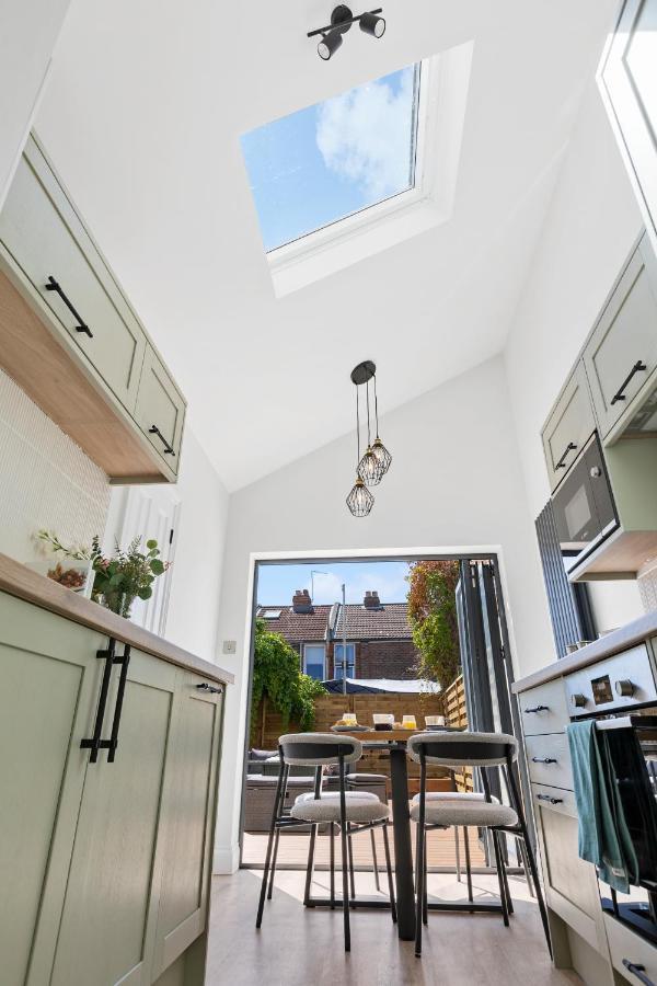 Cosy & Bright With Backyard In Southsea *