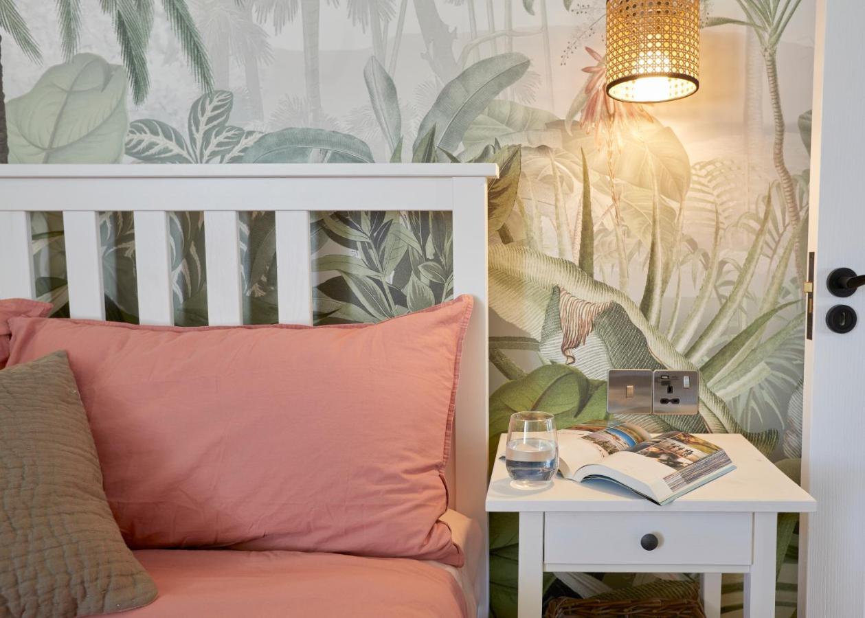 Cosy & Bright With Backyard In Southsea *