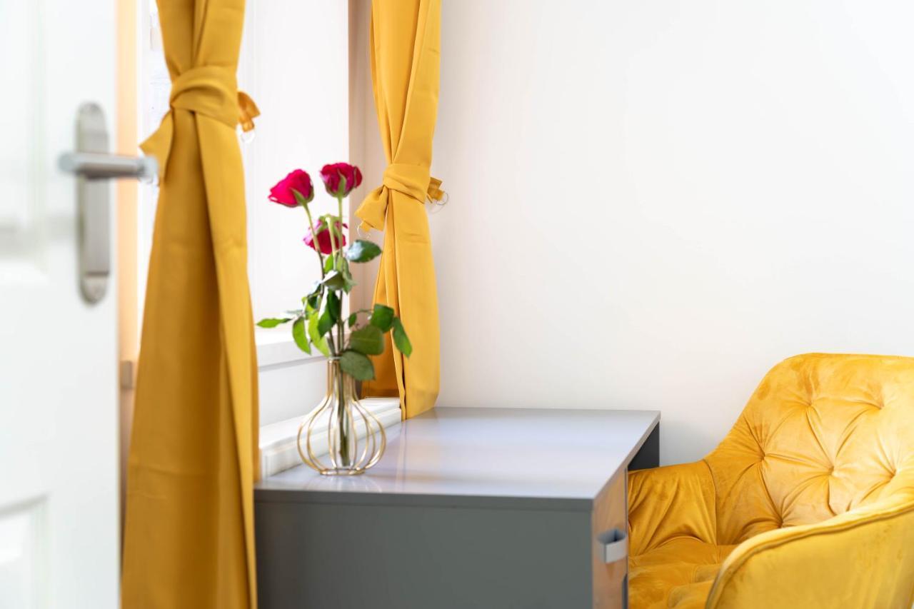 Holiday home Open Mind - 6 Luxury Bedrooms With Free Parking