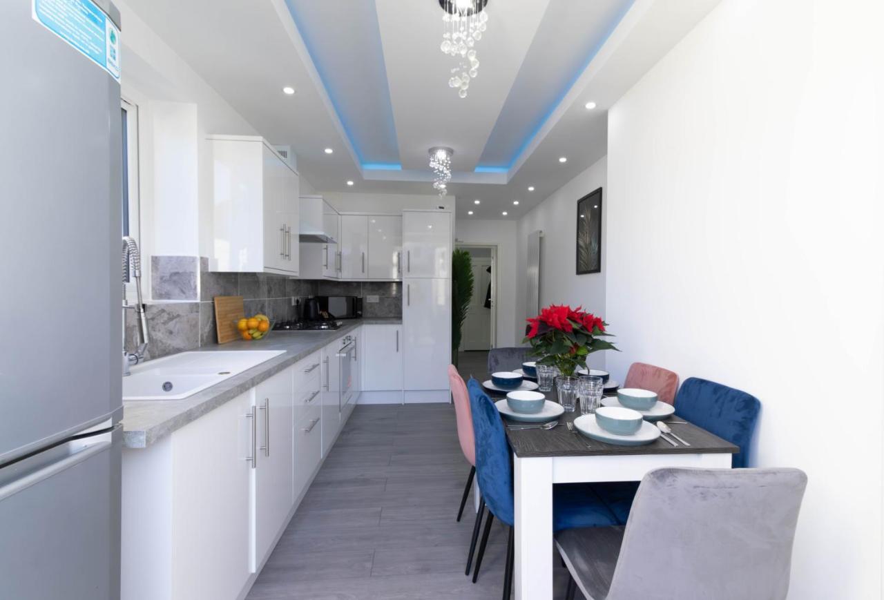 Holiday home Open Mind - 6 Luxury Bedrooms With Free Parking *