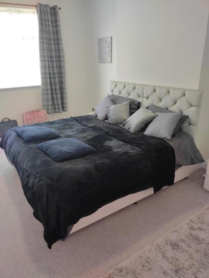 Modern 2 Bed House Sleeps 6