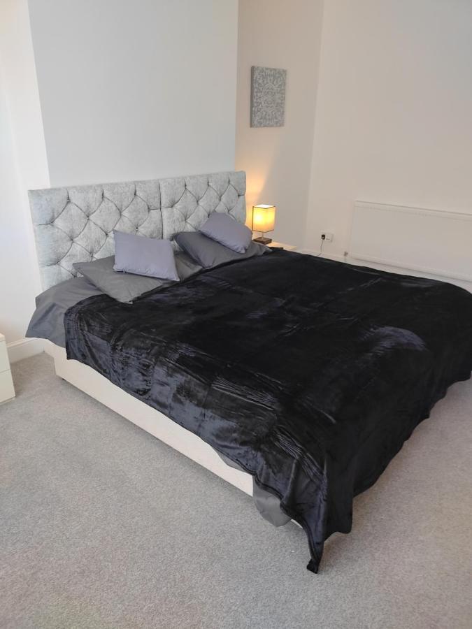 Modern 2 Bed House Sleeps 6 *