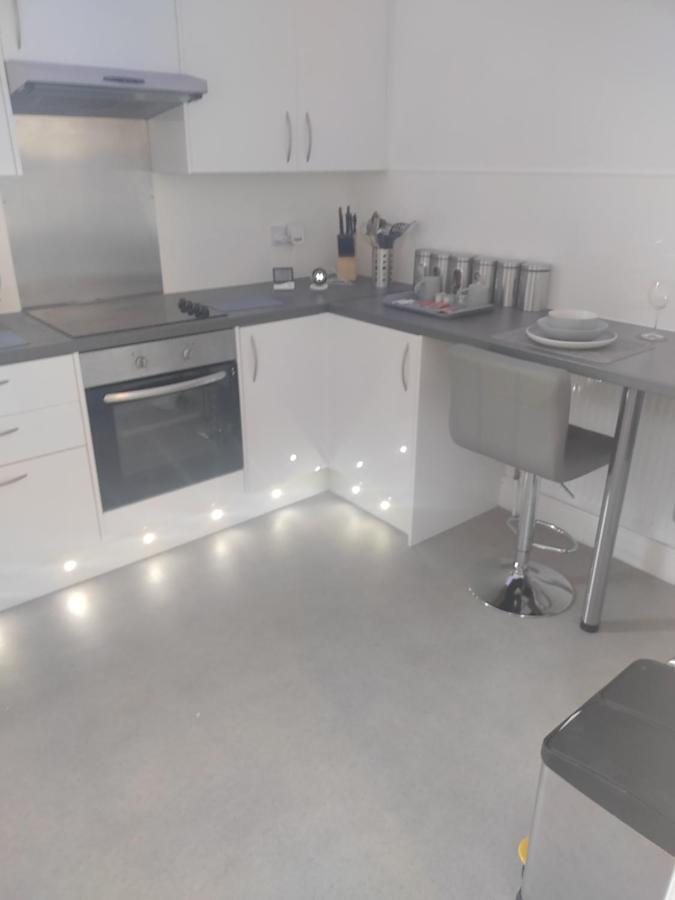 Modern 2 Bed House Sleeps 6 *