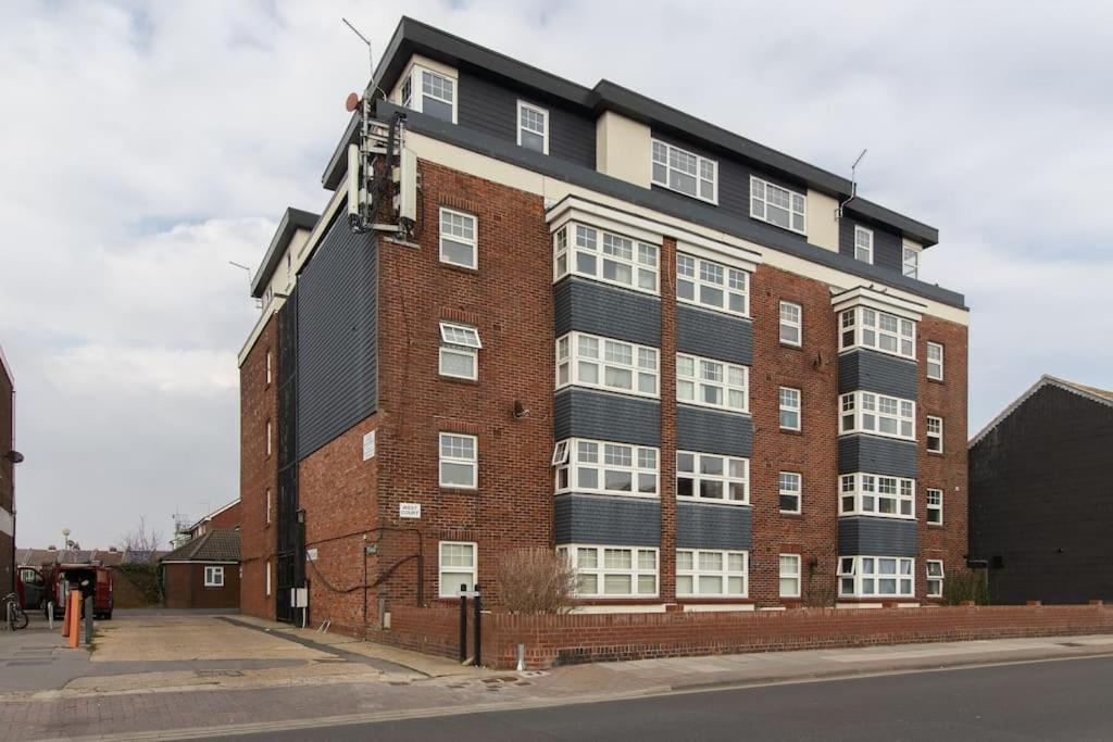 Open Mind Property - Southsea With Free Parking Apartment *