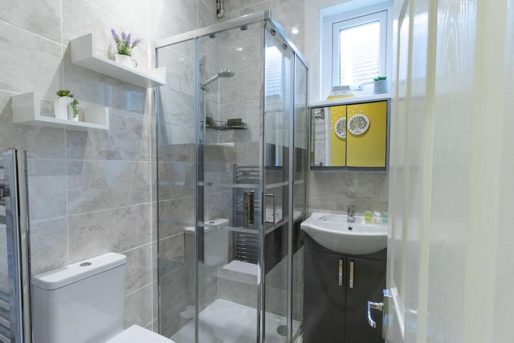 Open Mind - Hot Tub, 5 Bedroom & Free Parking *