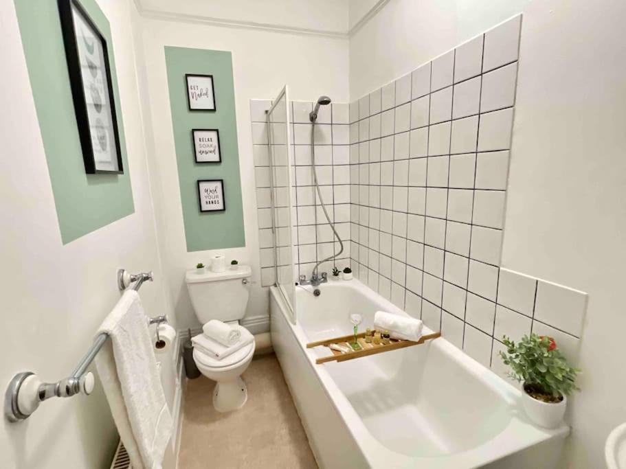 Period Charm Apartment *