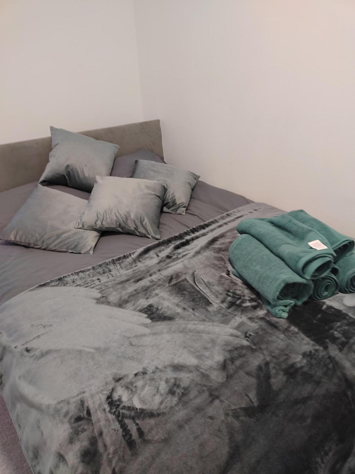 Modern 2 Bed House Sleeps 6