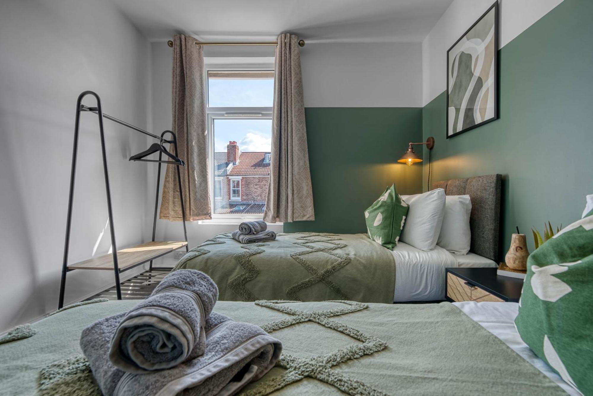Casa de férias Stunning Design 3-bedroom Townhouse Retreat In Southsea, Sleeps 8, Chic And Spacious With Free Parking Permit, Work Contractors & Summer Special Offer Available! - By Blue Puffin *