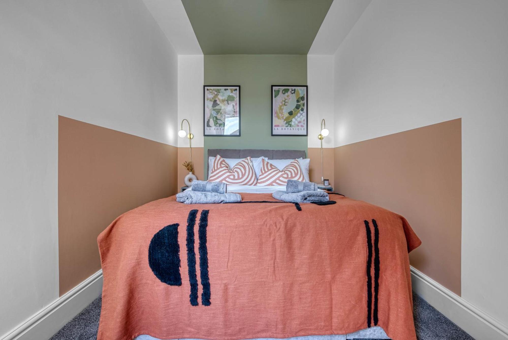 Casa de férias Stunning Design 3-bedroom Townhouse Retreat In Southsea, Sleeps 8, Chic And Spacious With Free Parking Permit, Work Contractors & Summer Special Offer Available! - By Blue Puffin *