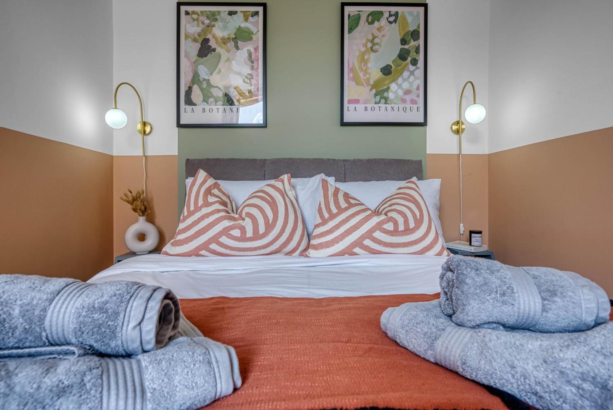 Stunning Design 3-bedroom Townhouse Retreat In Southsea, Sleeps 8, Chic And Spacious With Free Parking Permit, Work Contractors & Summer Special Offer Available! - By Blue Puffin *