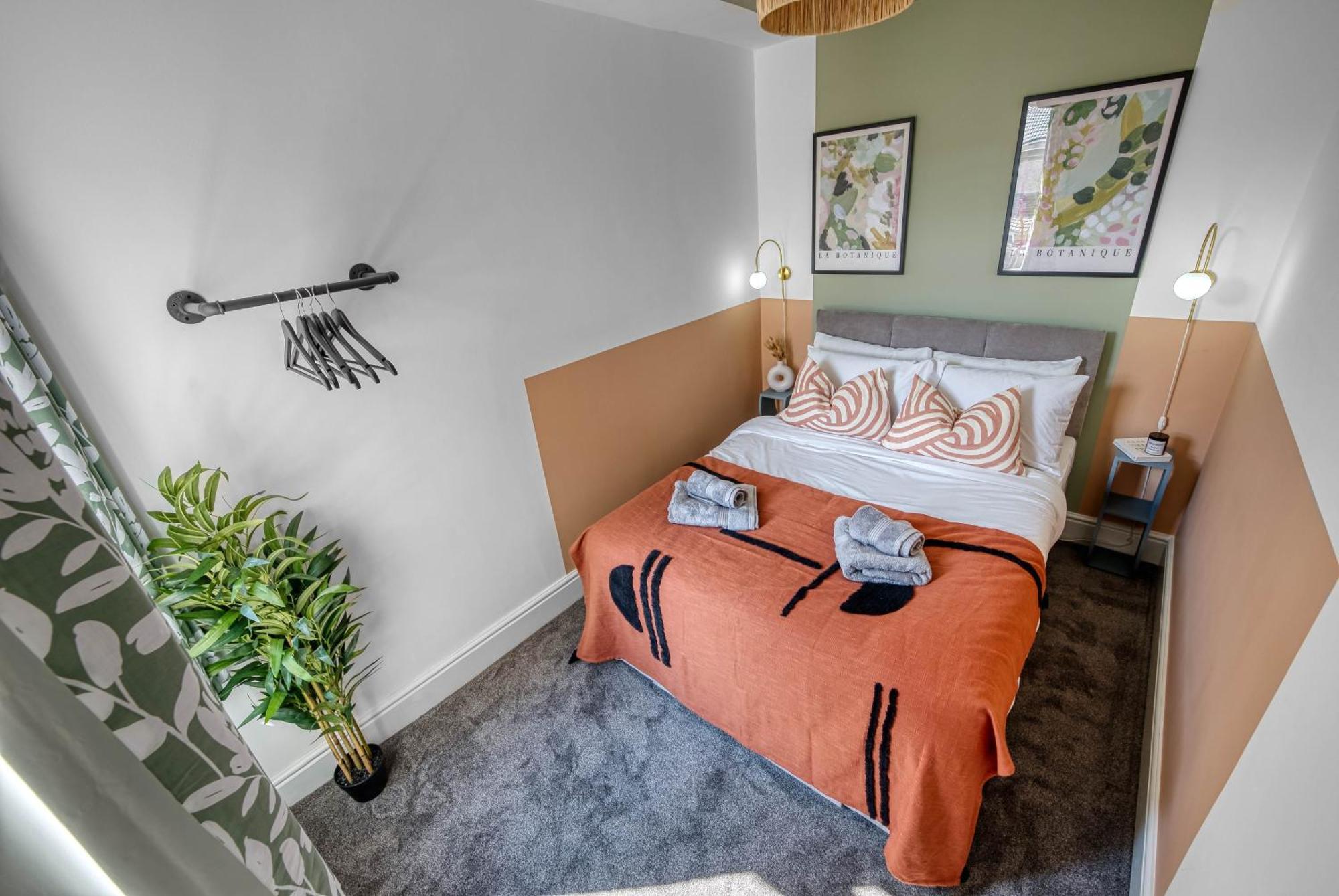 Stunning Design 3-bedroom Townhouse Retreat In Southsea, Sleeps 8, Chic And Spacious With Free Parking Permit, Work Contractors & Summer Special Offer Available! - By Blue Puffin * Portsmouth