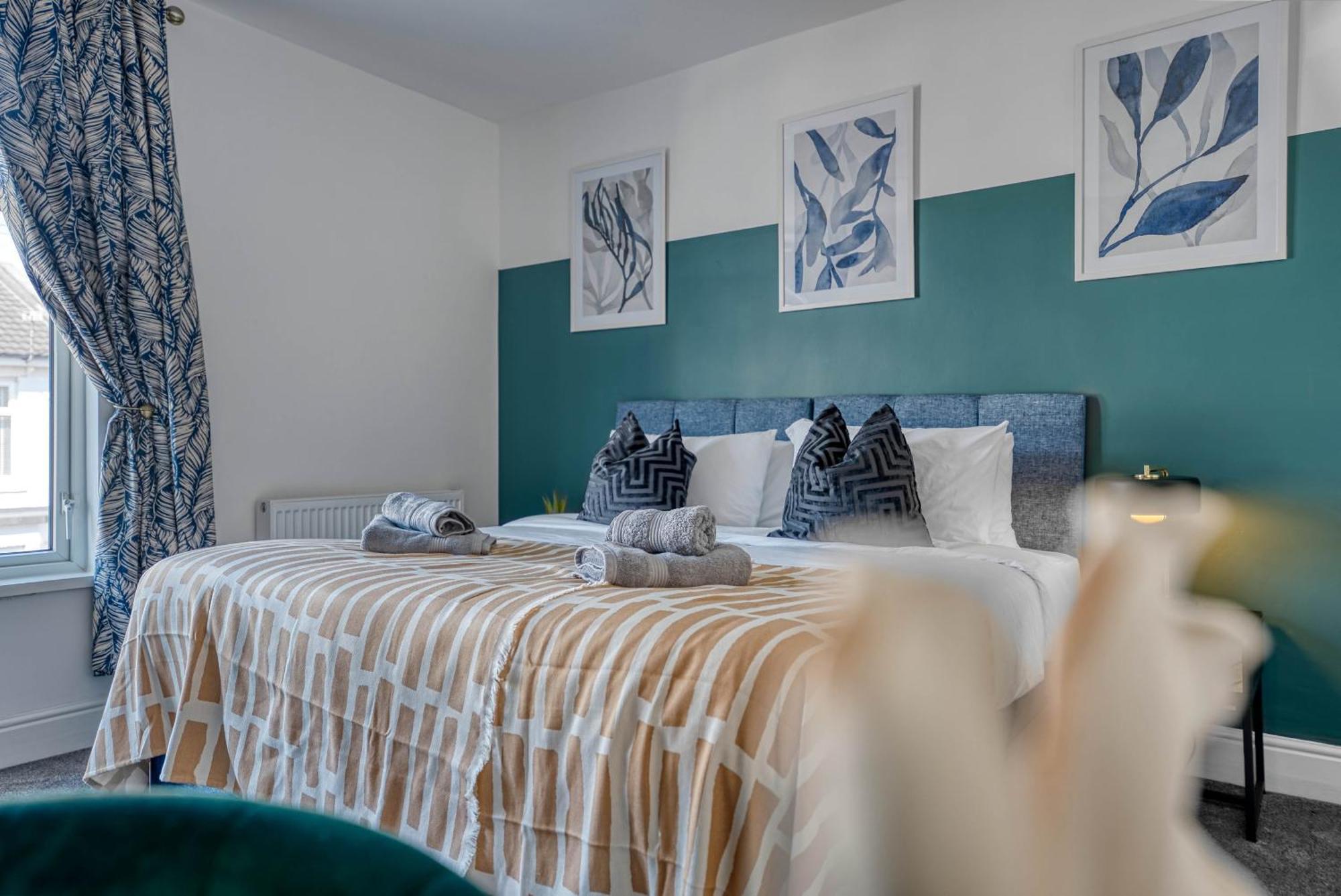 Casa de férias Stunning Design 3-bedroom Townhouse Retreat In Southsea, Sleeps 8, Chic And Spacious With Free Parking Permit, Work Contractors & Summer Special Offer Available! - By Blue Puffin *