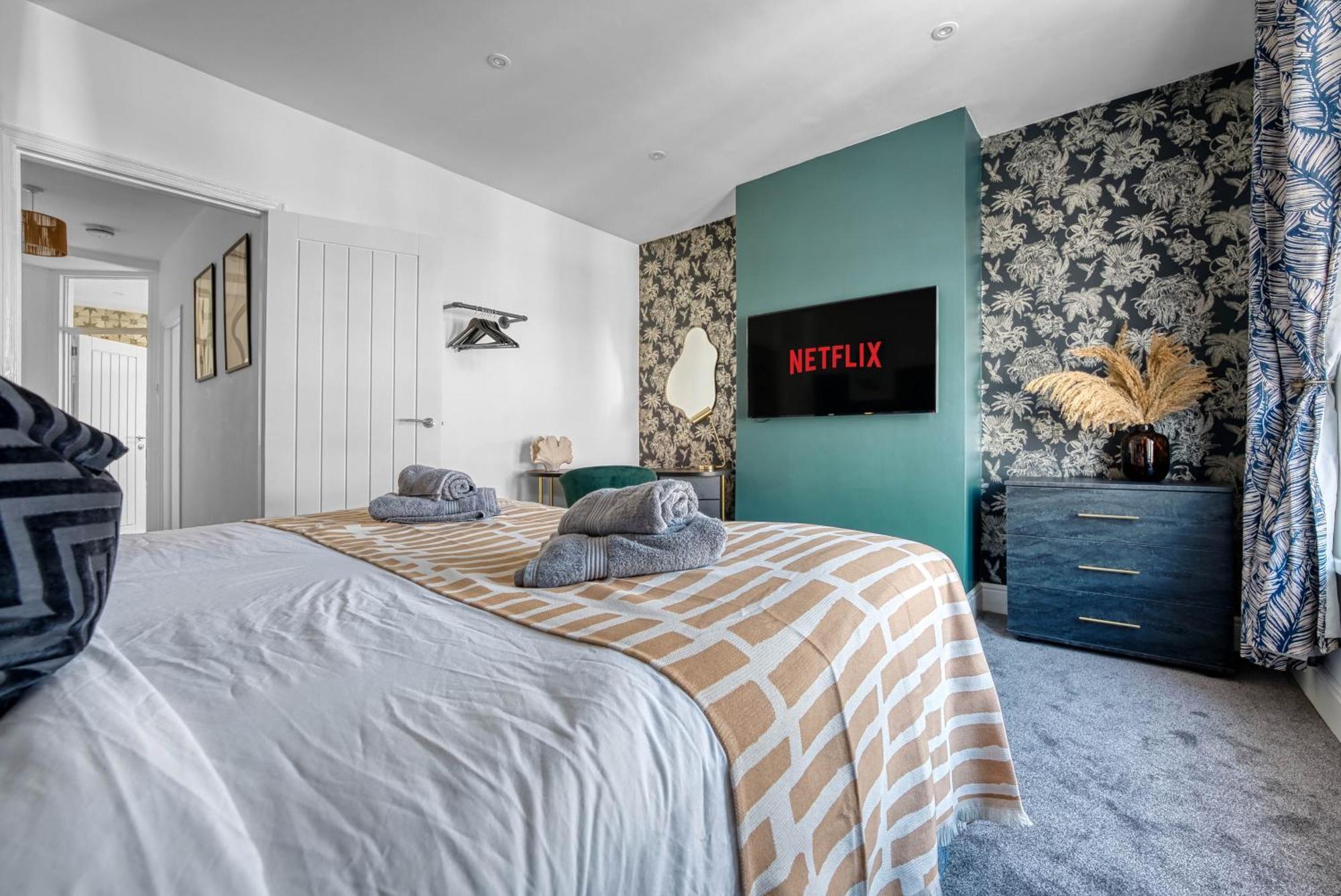 Stunning Design 3-bedroom Townhouse Retreat In Southsea, Sleeps 8, Chic And Spacious With Free Parking Permit, Work Contractors & Summer Special Offer Available! - By Blue Puffin