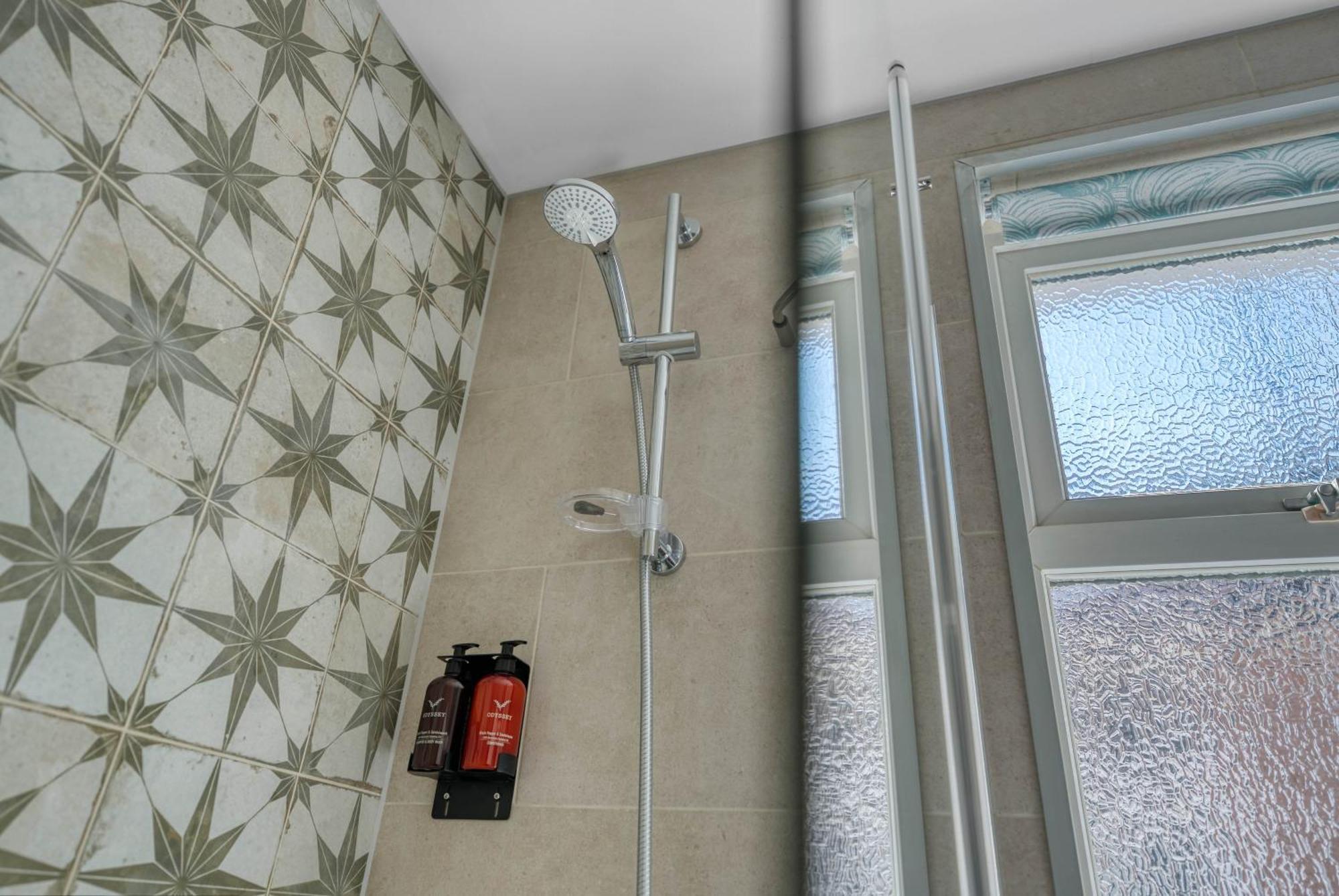 Stunning Design 3-bedroom Townhouse Retreat In Southsea, Sleeps 8, Chic And Spacious With Free Parking Permit, Work Contractors & Summer Special Offer Available! - By Blue Puffin *