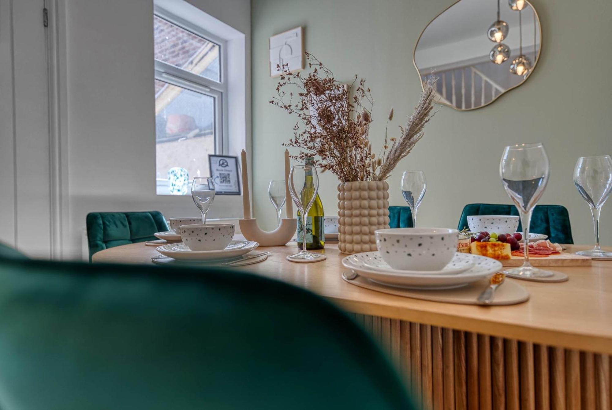 Stunning Design 3-bedroom Townhouse Retreat In Southsea, Sleeps 8, Chic And Spacious With Free Parking Permit, Work Contractors & Summer Special Offer Available! - By Blue Puffin Casa de férias *
