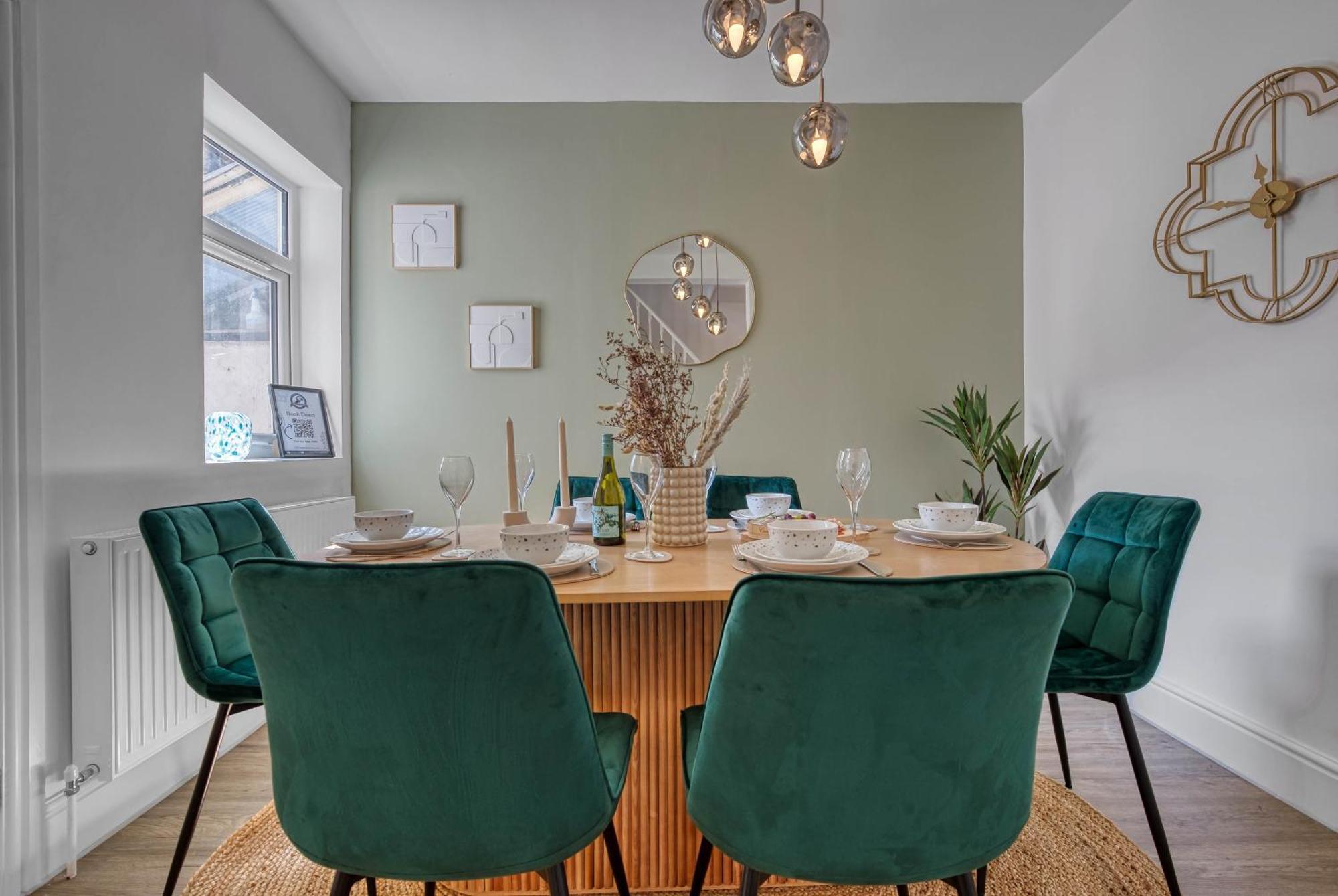 Stunning Design 3-bedroom Townhouse Retreat In Southsea, Sleeps 8, Chic And Spacious With Free Parking Permit, Work Contractors & Summer Special Offer Available! - By Blue Puffin Portsmouth
