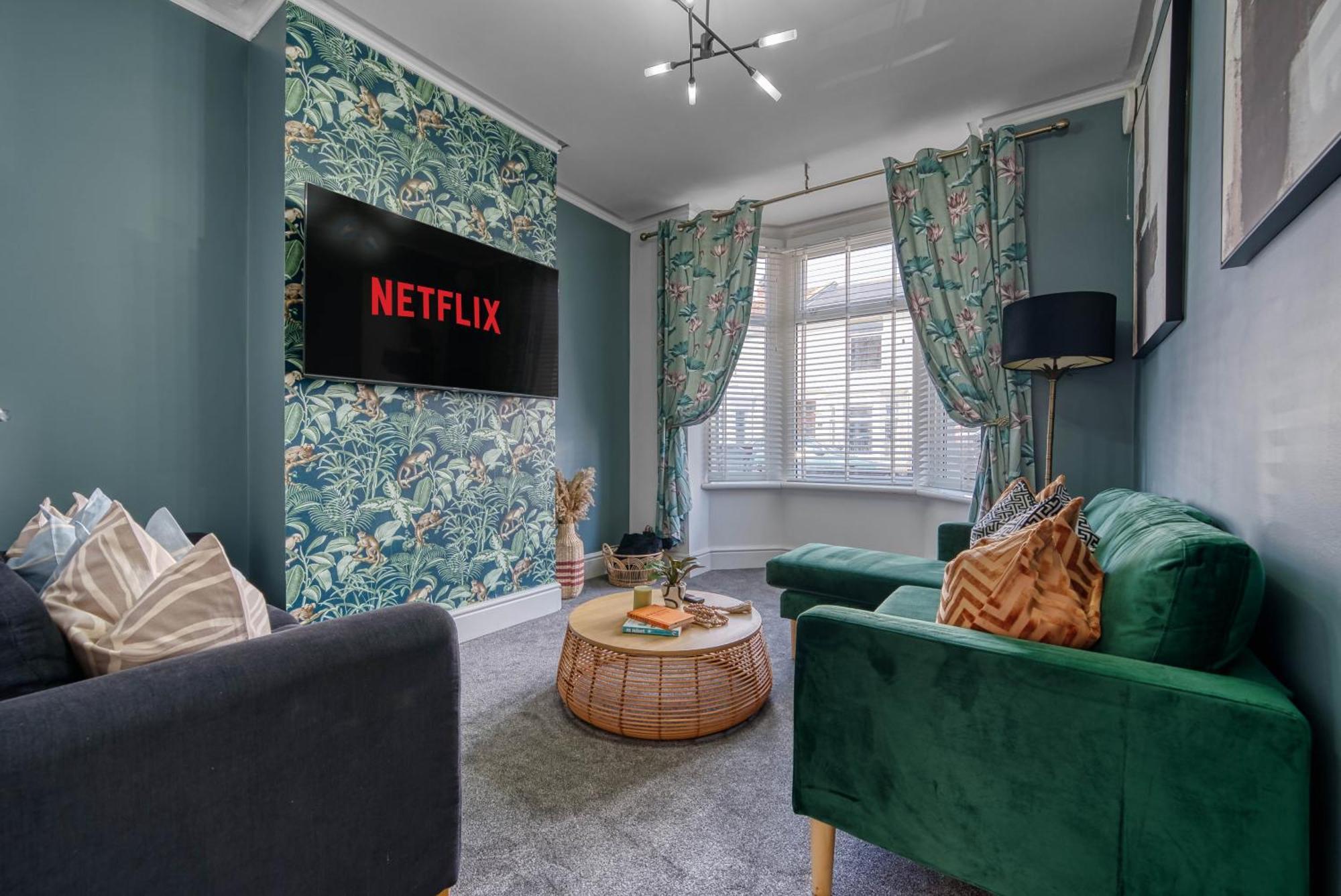 Stunning Design 3-bedroom Townhouse Retreat In Southsea, Sleeps 8, Chic And Spacious With Free Parking Permit, Work Contractors & Summer Special Offer Available! - By Blue Puffin *