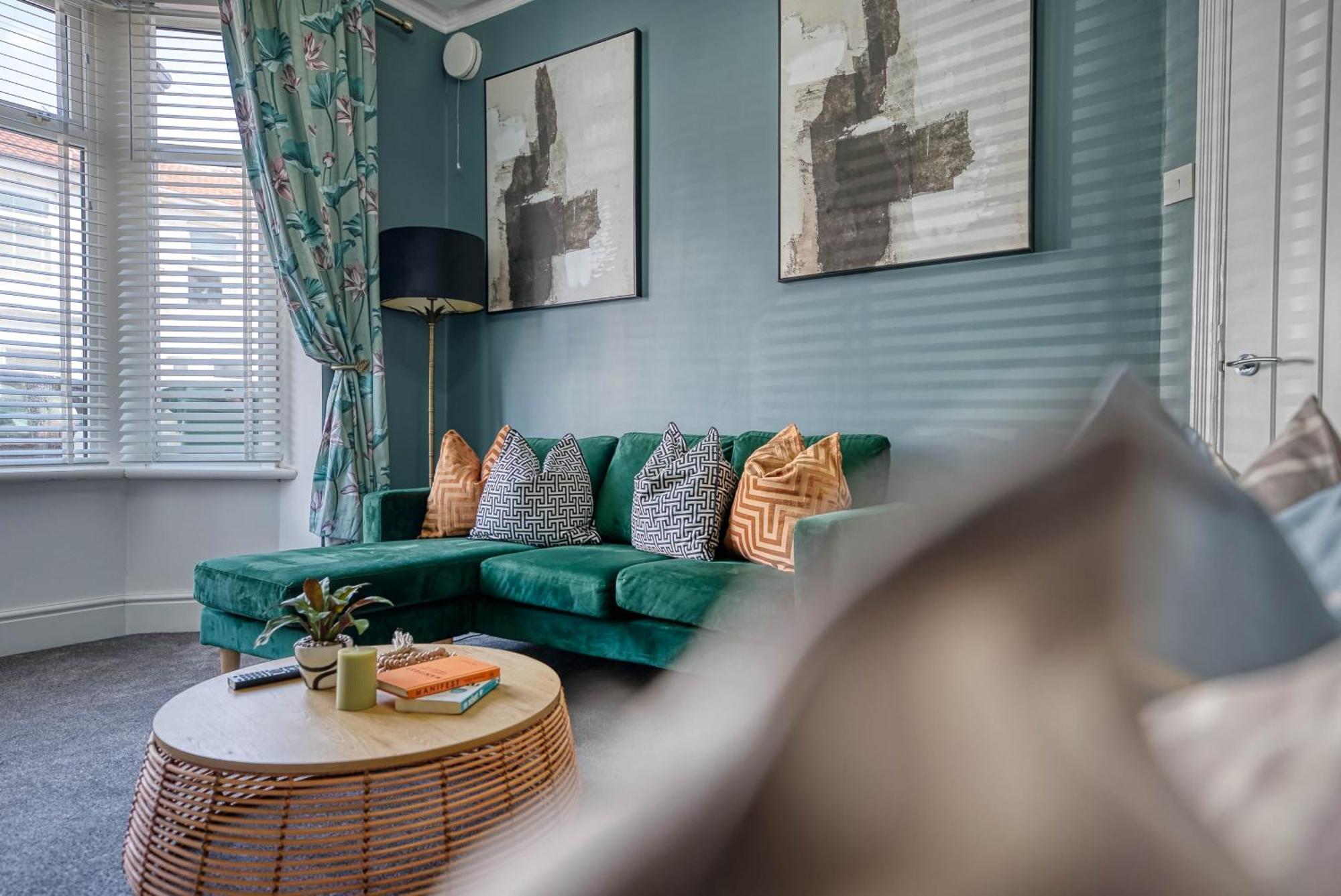 Stunning Design 3-bedroom Townhouse Retreat In Southsea, Sleeps 8, Chic And Spacious With Free Parking Permit, Work Contractors & Summer Special Offer Available! - By Blue Puffin Casa de férias Portsmouth