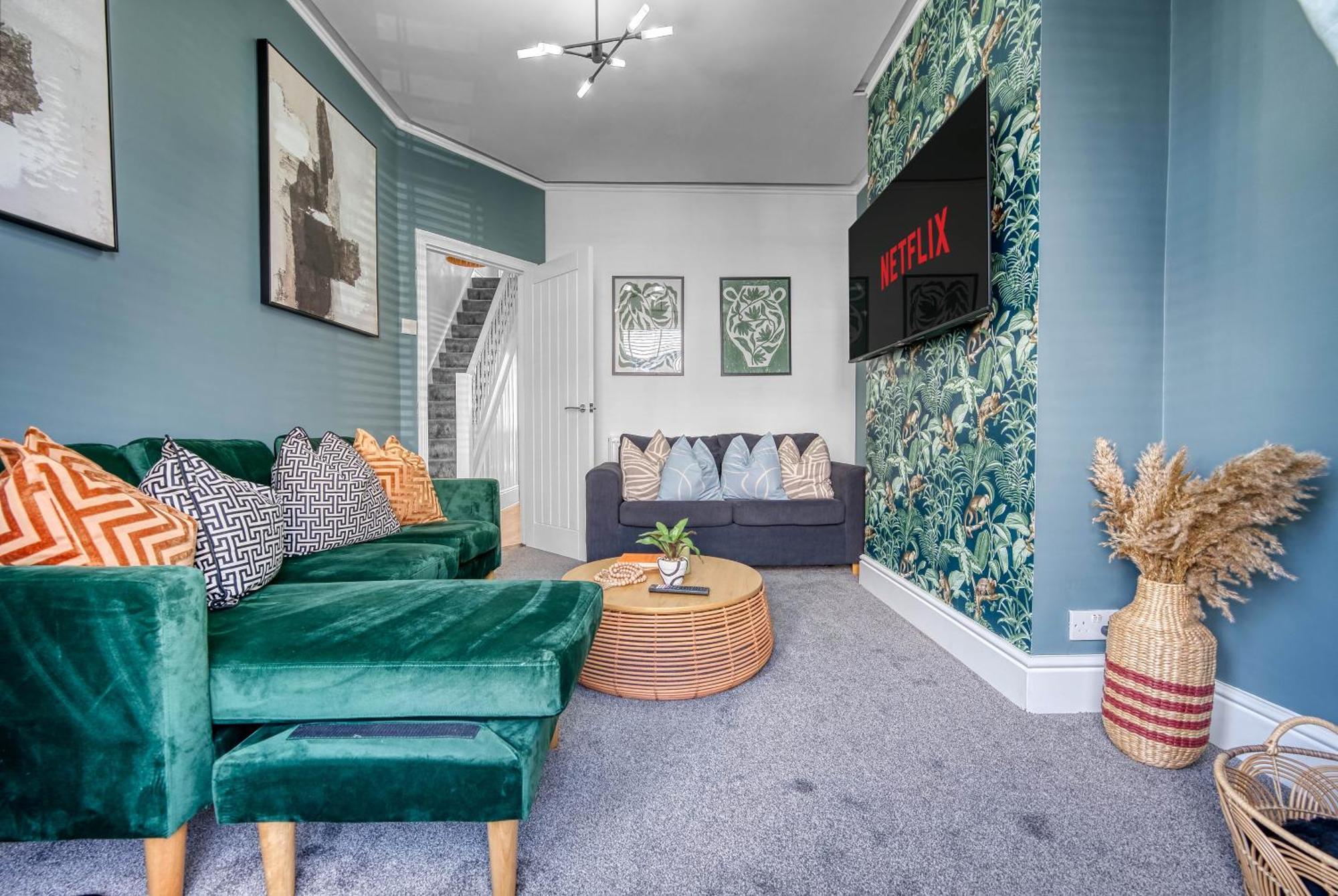 Stunning Design 3-bedroom Townhouse Retreat In Southsea, Sleeps 8, Chic And Spacious With Free Parking Permit, Work Contractors & Summer Special Offer Available! - By Blue Puffin Casa de férias