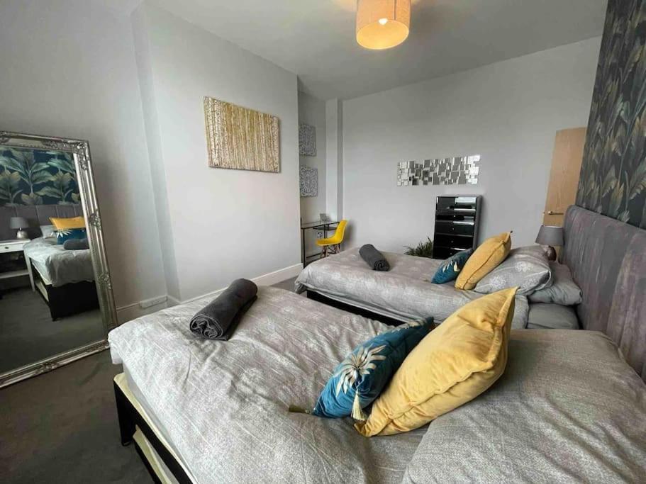 Between & Shops - Private Parking En-suite Apartment *