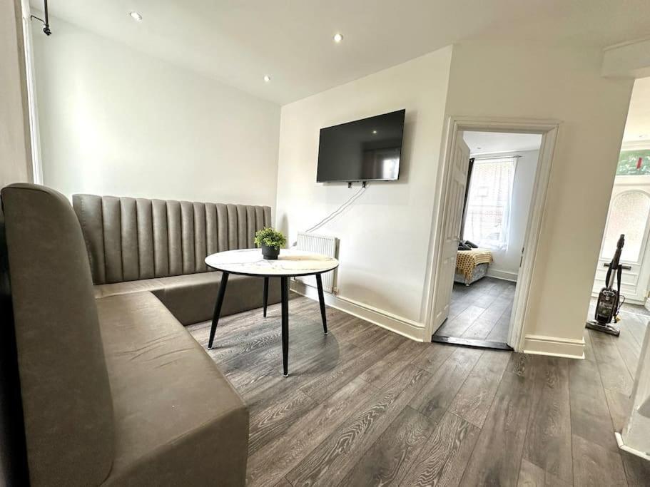 4 Bedroom 3 Bathroom & Free Parking