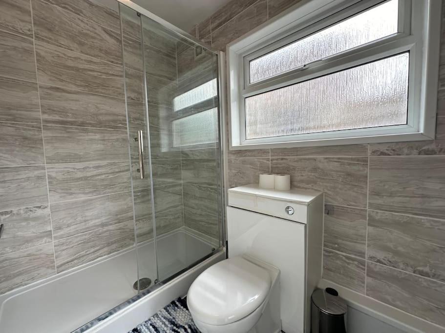 4 Bedroom 3 Bathroom & Free Parking