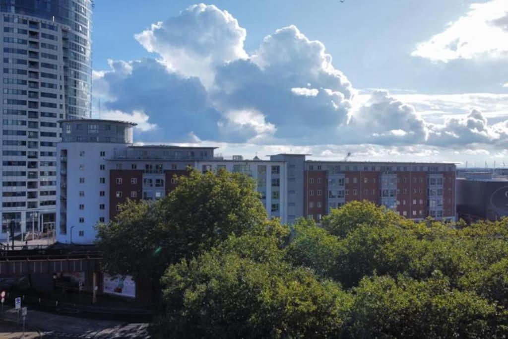 Stunning Flat At Gunwarf Quays Apartment