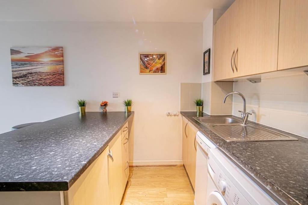 Stunning Flat At Gunwarf Quays Apartment *